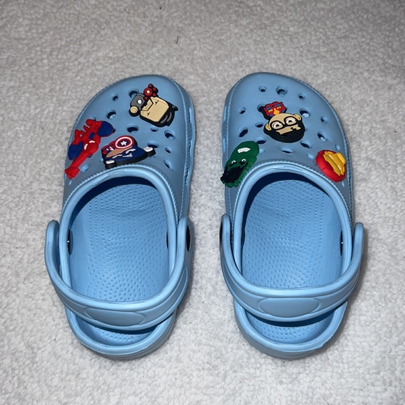 CROC-LIKE SANDALS + JIBBITZ 💙 - Picture 5 of 5